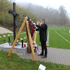 Zväčšiť fotografiu - Na hrdinov 1. svetovej vojny sa nezabúda ani počas koronakrízy - IMG_9508