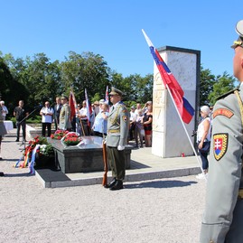 Zväčšiť fotografiu - Na hrdinov slovenského národného povstania spomínali na jankovom vŕšku - IMG_0054