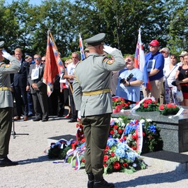 Zväčšiť fotografiu - Na hrdinov slovenského národného povstania spomínali na jankovom vŕšku - IMG_0072