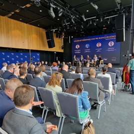 Zväčšiť fotografiu - Na konferencii odzneli praktické skúsenosti z fungovania regionálnej samosprávy - 20240521_111010