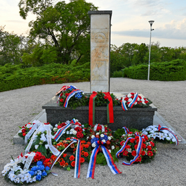 Zväčšiť fotografiu - Na odkaz snp nezabúdajú ani v trenčianskom kraji - Foto-3925