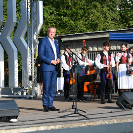 Zväčšiť fotografiu - Na odkaz snp nezabúdajú ani v trenčianskom kraji - Foto-3930