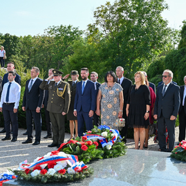 Zväčšiť fotografiu - Na odkaz snp nezabúdajú ani v trenčianskom kraji - Foto-3950