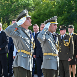 Zväčšiť fotografiu - Na odkaz snp nezabúdajú ani v trenčianskom kraji - Foto-3953
