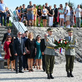 Zväčšiť fotografiu - Na odkaz snp nezabúdajú ani v trenčianskom kraji - Foto-3956