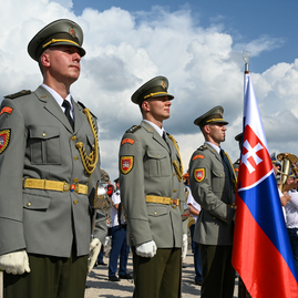 Zväčšiť fotografiu - Na odkaz snp nezabúdajú ani v trenčianskom kraji - Foto-3963