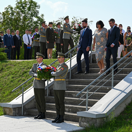 Zväčšiť fotografiu - Na odkaz snp nezabúdajú ani v trenčianskom kraji - Foto-3983