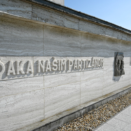 Zväčšiť fotografiu - Na odkaz snp nezabúdajú ani v trenčianskom kraji - Foto-3984