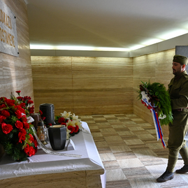 Zväčšiť fotografiu - Na odkaz snp nezabúdajú ani v trenčianskom kraji - Foto-3986