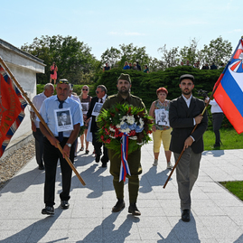 Zväčšiť fotografiu - Na odkaz snp nezabúdajú ani v trenčianskom kraji - Foto-3988
