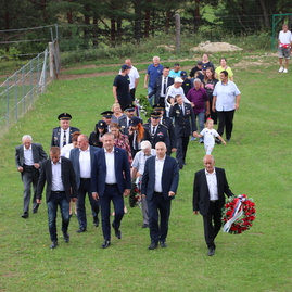 Zväčšiť fotografiu - Na odkaz snp nezabúdajú ani v trenčianskom kraji - IMG_2557