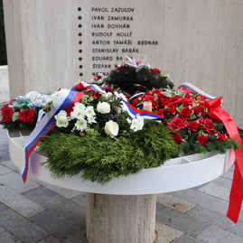 Zväčšiť fotografiu - Na odkaz snp nezabúdajú ani v trenčianskom kraji - IMG_2590