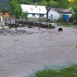 Zväčšiť fotografiu - Na odstránenie následkov povodní kraj prerozdelí 30 tisíc eur - dhz valaska bela (2)