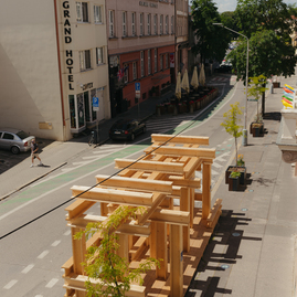 Zväčšiť fotografiu - Na parkovisku na palackého ulici vyrástol prvý trenčiansky parklet - parklet_dvaja (22)