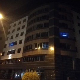 Zväčšiť fotografiu - Na podporu autizmu sa župný úrad opäť rozsvieti na modro - budova na modro3