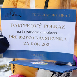 Zväčšiť fotografiu - Na trenčianskom hrade privítali 100–tisíceho návštevníka v tomto roku - sadada-738128e7c9f189555c7c446c460b01ab