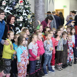 Na trenčianskom samosprávnom kraji už voňajú vianoce, celý týždeň sa ponesie v duchu ľudskej solidarity - Vianocne srdce Zelenej zupy 2017 (15)