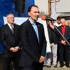Zväčšiť fotografiu - Na trenčiansku župu zavítal prezident sr, nosnou témou bolo stredné školstvo - Hokejová hala - začiatok výstavby - poklepanie základného kameňa (8)