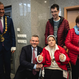 Zväčšiť fotografiu - Na trenčiansku župu zavítal prezident sr, nosnou témou bolo stredné školstvo - TSK_prezident_hokejovka_mini-18
