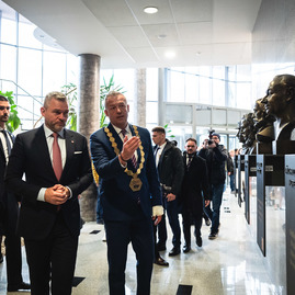 Zväčšiť fotografiu - Na trenčiansku župu zavítal prezident sr, nosnou témou bolo stredné školstvo - TSK_prezident_hokejovka_mini-25