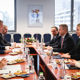 Zväčšiť fotografiu - Na trenčiansku župu zavítal prezident sr, nosnou témou bolo stredné školstvo - TSK_prezident_hokejovka_mini-28