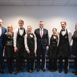 Zväčšiť fotografiu - Na trenčiansku župu zavítal prezident sr, nosnou témou bolo stredné školstvo - TSK_prezident_hokejovka_mini-34