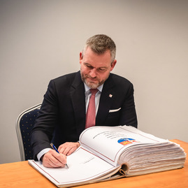 Zväčšiť fotografiu - Na trenčiansku župu zavítal prezident sr, nosnou témou bolo stredné školstvo - TSK_prezident_hokejovka_mini-35