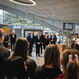 Zväčšiť fotografiu - Na trenčiansku župu zavítal prezident sr, nosnou témou bolo stredné školstvo - TSK_prezident_hokejovka_mini-41