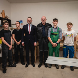 Zväčšiť fotografiu - Na trenčiansku župu zavítal prezident sr, nosnou témou bolo stredné školstvo - TSK_prezident_hokejovka_mini-44