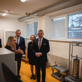 Zväčšiť fotografiu - Na trenčiansku župu zavítal prezident sr, nosnou témou bolo stredné školstvo - TSK_prezident_hokejovka_mini-48
