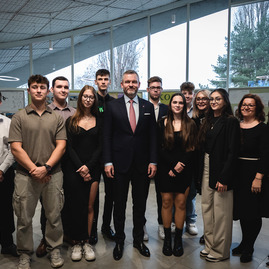 Zväčšiť fotografiu - Na trenčiansku župu zavítal prezident sr, nosnou témou bolo stredné školstvo - TSK_prezident_hokejovka_mini-50