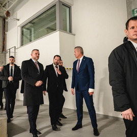 Zväčšiť fotografiu - Na trenčiansku župu zavítal prezident sr, nosnou témou bolo stredné školstvo - TSK_prezident_hokejovka_mini-59