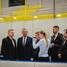Zväčšiť fotografiu - Na trenčiansku župu zavítal prezident sr, nosnou témou bolo stredné školstvo - TSK_prezident_hokejovka_mini-66