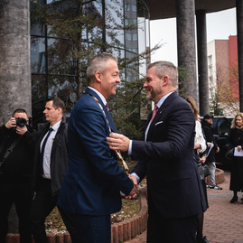 Zväčšiť fotografiu - Na trenčiansku župu zavítal prezident sr, nosnou témou bolo stredné školstvo - TSK_prezident_hokejovka_mini