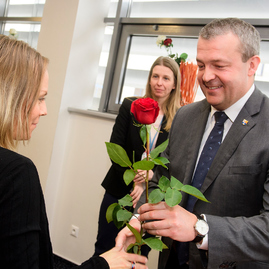 Na úrade tsk rozkvitli na počesť žien červené ruže - 20180305_TSK_MDZ_010