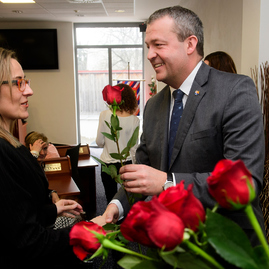 Na úrade tsk rozkvitli na počesť žien červené ruže - 20180305_TSK_MDZ_020