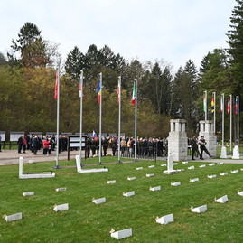 Zväčšiť fotografiu - Na vojenskom cintoríne si pripomenuli koniec veľkej vojny