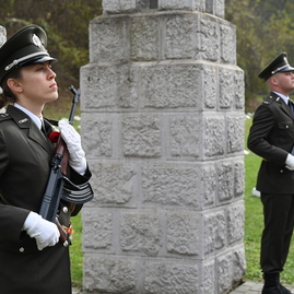 Zväčšiť fotografiu - Na vojenskom cintoríne si pripomenuli koniec veľkej vojny