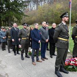 Zväčšiť fotografiu - Na vojenskom cintoríne si pripomenuli koniec veľkej vojny