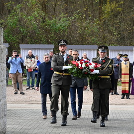 Zväčšiť fotografiu - Na vojenskom cintoríne si pripomenuli koniec veľkej vojny