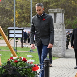 Zväčšiť fotografiu - Na vojenskom cintoríne si pripomenuli koniec veľkej vojny
