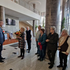 Zväčšiť fotografiu - Na znak dlhoročnej spolupráce umiestnili vo vestibule pohár - 20231215_141242