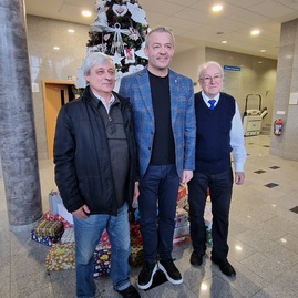 Zväčšiť fotografiu - Na znak dlhoročnej spolupráce umiestnili vo vestibule pohár - 20231215_142105