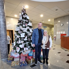 Zväčšiť fotografiu - Na znak dlhoročnej spolupráce umiestnili vo vestibule pohár - 20231215_142246