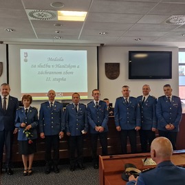 Zväčšiť fotografiu - Na župnom úrade sa ďakovalo profesionálnym i dobrovoľným hasičom - 3