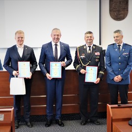 Zväčšiť fotografiu - Na župnom úrade sa ďakovalo profesionálnym i dobrovoľným hasičom - 6