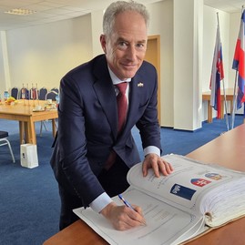 Zväčšiť fotografiu - Na župu zavítal holandský veľvyslanec, diskutovalo sa o meste kultúry i o zelených aktivitách