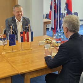 Zväčšiť fotografiu - Na župu zavítal holandský veľvyslanec, diskutovalo sa o meste kultúry i o zelených aktivitách