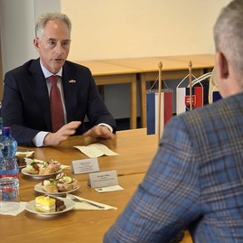 Zväčšiť fotografiu - Na župu zavítal holandský veľvyslanec, diskutovalo sa o meste kultúry i o zelených aktivitách