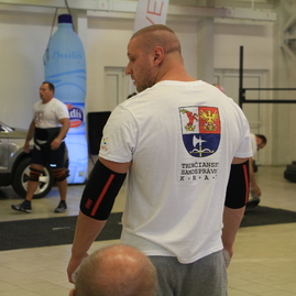 Najsilnejšieho muža európy pasoval mečom matúša čáka predseda trenčianskeho samosprávneho kraja - IMG_0017